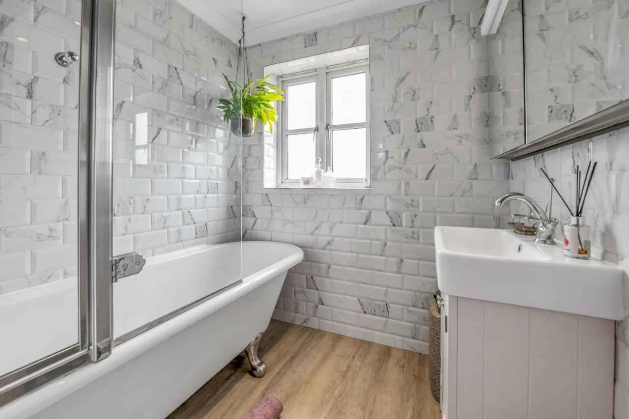 Stylish 3 Bedroom Townhouse For 5 Guests, Set In The Medieval Grid With Off Street Parking Bury St. Edmunds Exterior foto